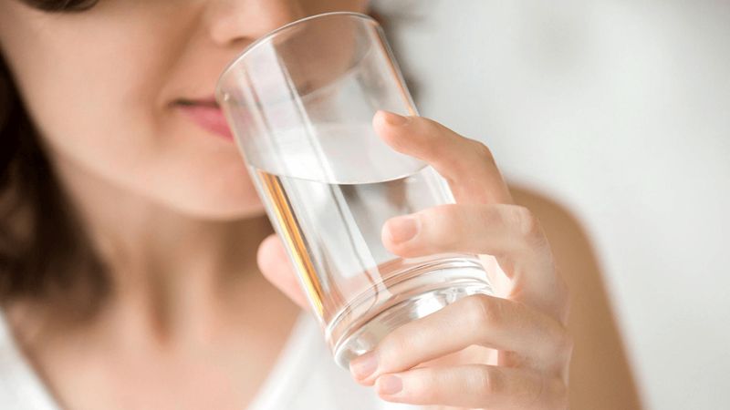 Uống đủ nước mỗi ngày giúp phòng ngừa sỏi thận