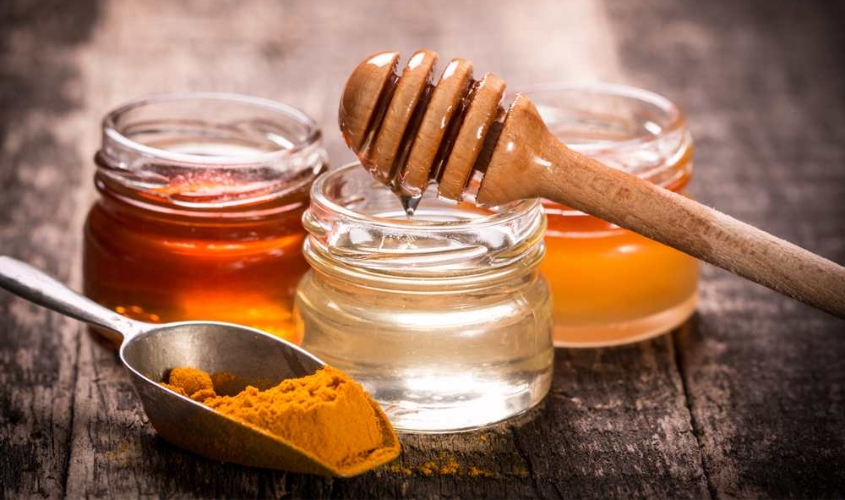 Sử dụng nghệ và mật ong giúp mờ thâm, không vàng da