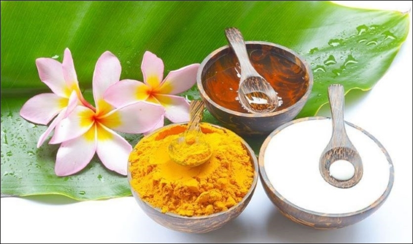 Sử dụng mặt nạ đắp từ bột nghệ tươi và sữa chua giúp mờ thâm 