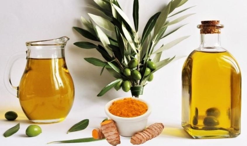 Trộn dầu oliu cùng bột nghệ tươi giúp giảm thâm 