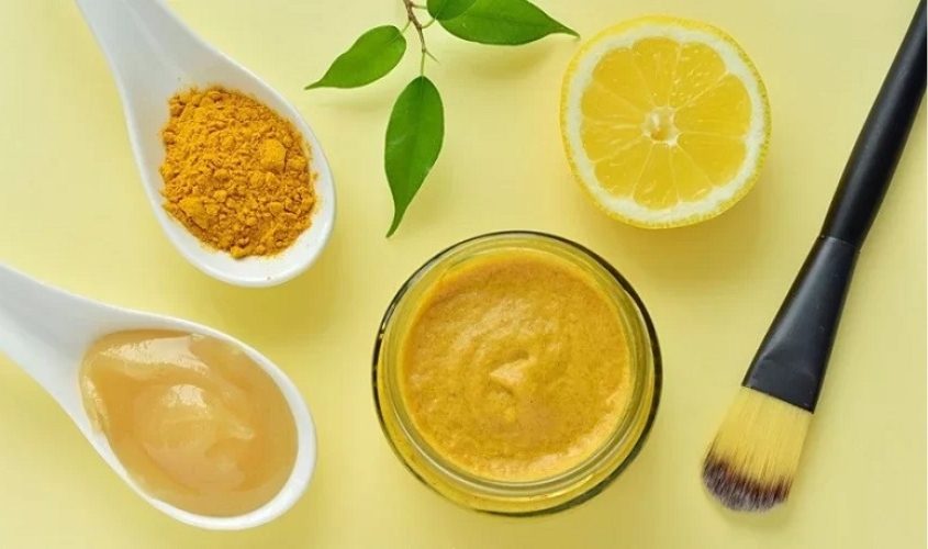 Sử dụng mặt nạ làm từ bột nghệ tươi và chanh giúp giảm thâm hiệu quả
