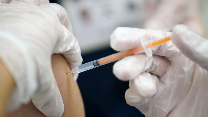 Ti&ecirc;m vaccine l&agrave; biện ph&aacute;p được khuyến c&aacute;o để ph&ograve;ng ngừa bệnh sốt thương h&agrave;n