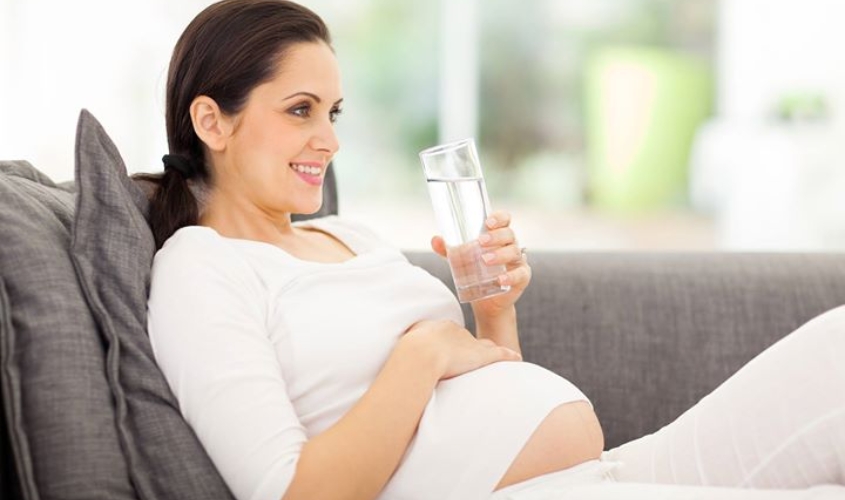 Mẹ bầu nên uống nhiều nước hơn trong lúc bị cảm cúm