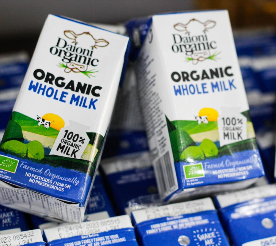 Sữa tươi hữu cơ nguyên kem Daioni 200ml chứa nhiều dưỡng chất giúp bé phát triển khỏe mạnh