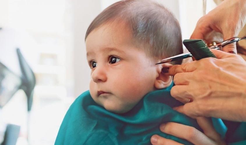 Chuẩn bị kéo, khăn choàng, lược khi cắt tóc cho bé