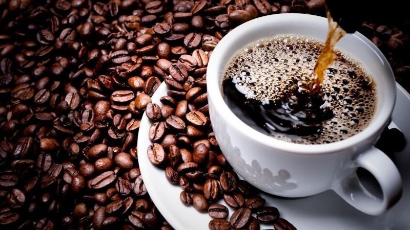 Caffeine từ cà phê hoặc trà xanh không chỉ giúp tỉnh táo mà còn tăng cường trí nhớ ngắn hạn hay dài hạn