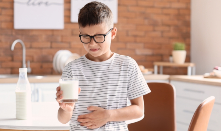 Trẻ bị bất dung nạp lactose thường thấy chướng bụng sau khi uống sữa
