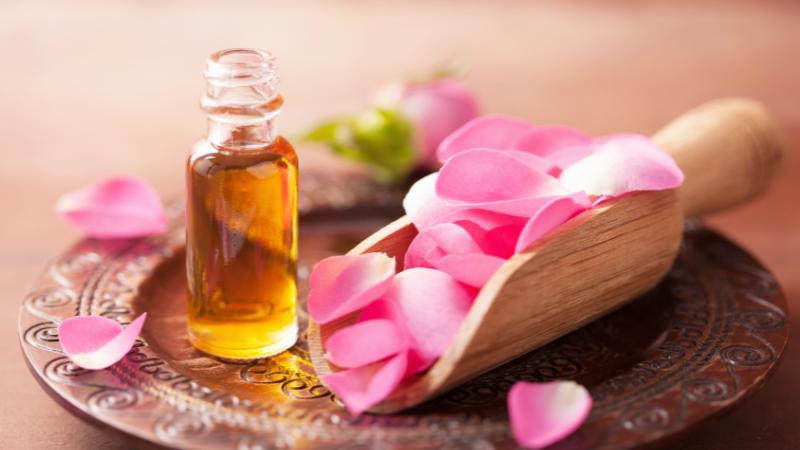 Tinh dầu hoa hồng là loại tinh dầu được chiết xuất từ cánh hoa của các loài thuộc chi Rosa