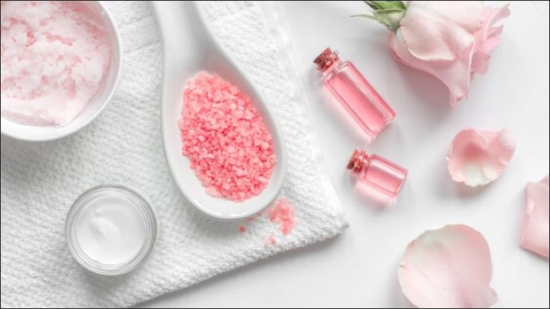 Bạn nên pha loãng tinh dầu hoa hồng trước khi sử dụng trực tiếp lên da
