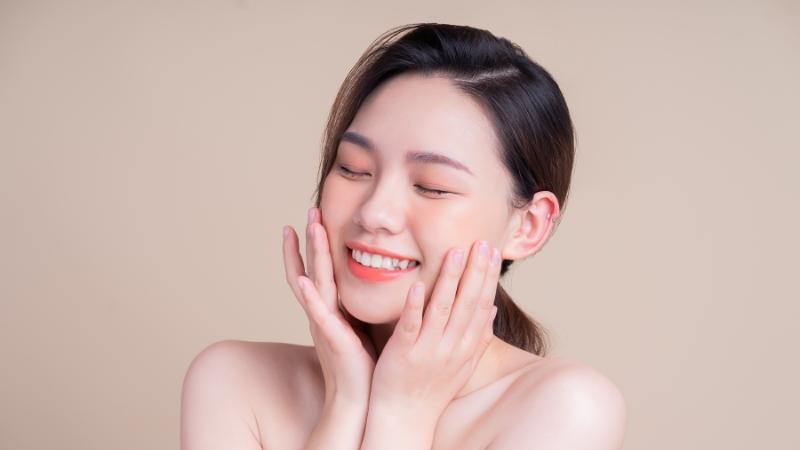 Tinh dầu hoa hồng mang lại nhiều lợi ích trong việc chăm sóc và làm đẹp da