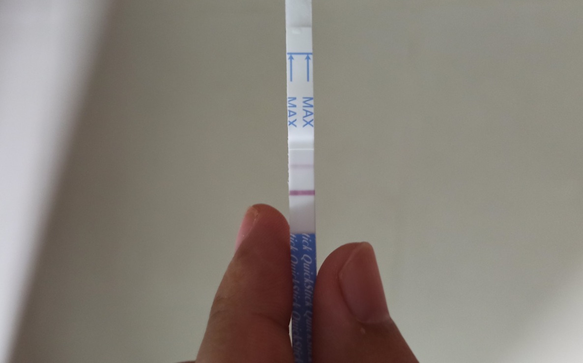 Hình ảnh que thử thai 2 vạch mờ