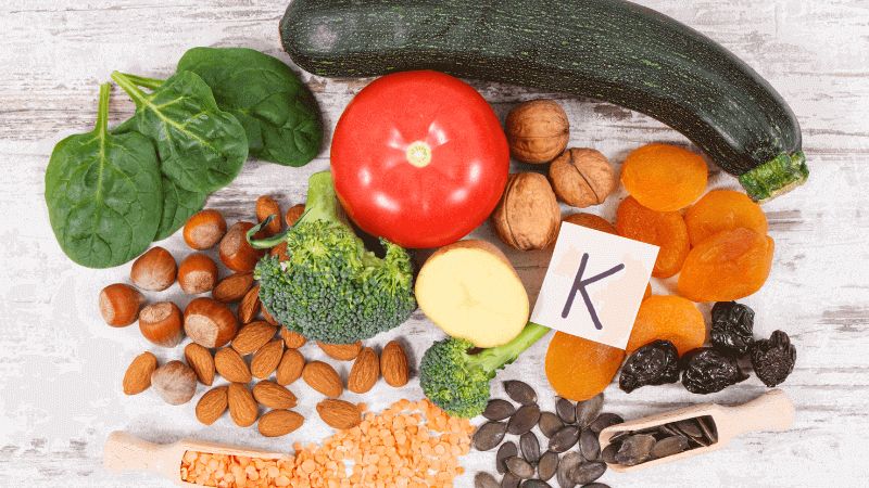 Vitamin K có vai trò quan trọng trong quá trình đông máu, giúp cải thiện các chức năng của tiểu cầu