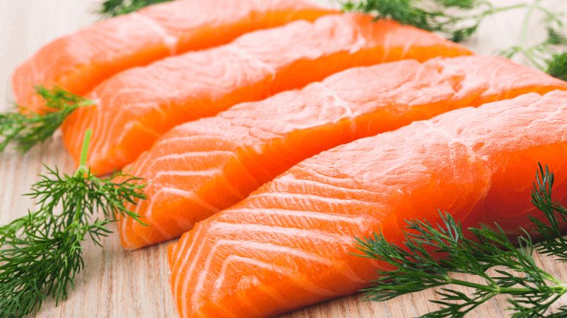 Cá hồi chứa một lượng lớn axit béo omega-3 giúp tăng nồng độ tiểu cầu trong máu