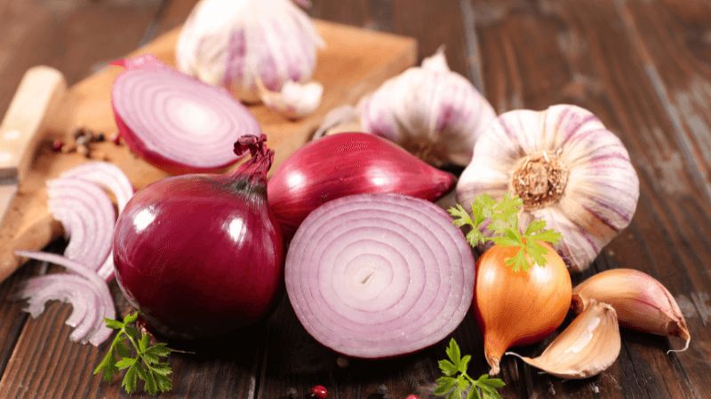 Người bệnh không nên ăn hành, tỏi vì sẽ gây cản trở quá trình đông máu