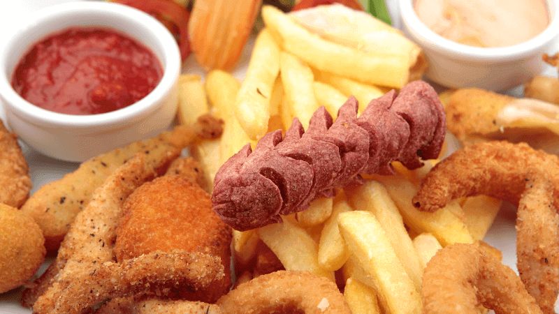 Các thực phẩm chiên rán, chế biến sẵn làm tăng tình trạng viêm nhiễm và cản trở quá trình sản xuất tiểu cầu