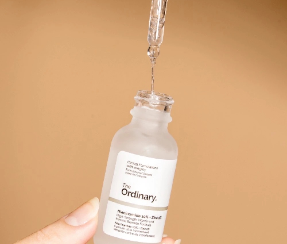 Kết cấu tinh chất The Ordinary Niacinamide 10% + Zinc 1% khá đặc dính và trong suốt