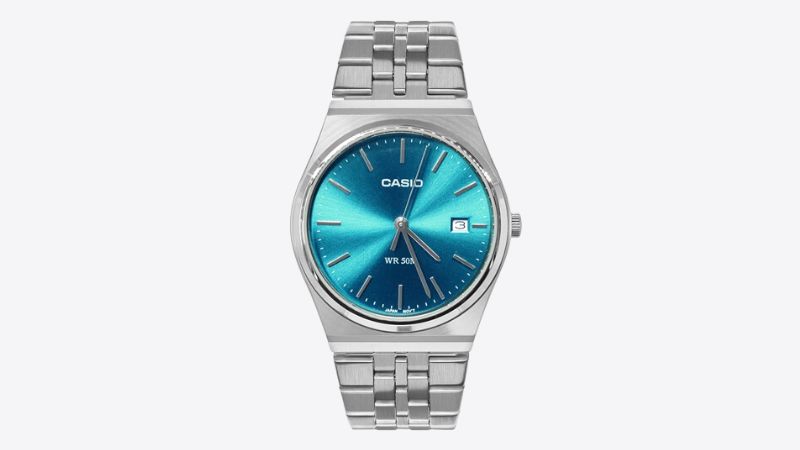 Mặt số xanh ấn tượng và dây kim loại bạc Mặt số xanh ấn tượng và dây kim loại bạc
