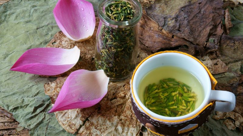 Bạn có thể tráng trà nhanh để loại bỏ bụi và giảm vị đắng