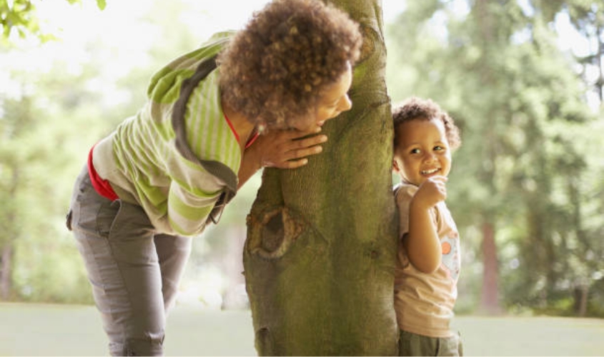 Chơi trốn tìm giúp gắn kết tình cảm giữa mẹ và bé