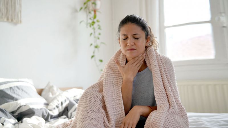 Nước hoa hồng l&agrave;m dịu cơn đau họng