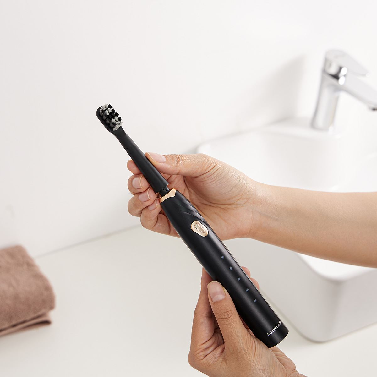 Bàn chải điện Lock&Lock ENR321BLK đến từ thương hiệu uy tín, góp phần giúp răng sạch khỏe
