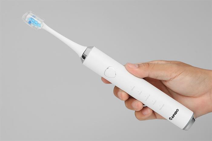 Bàn chải điện Rapido RST-15CW thiết kế sang trọng, lông mềm mại giúp chải răng thoải mái