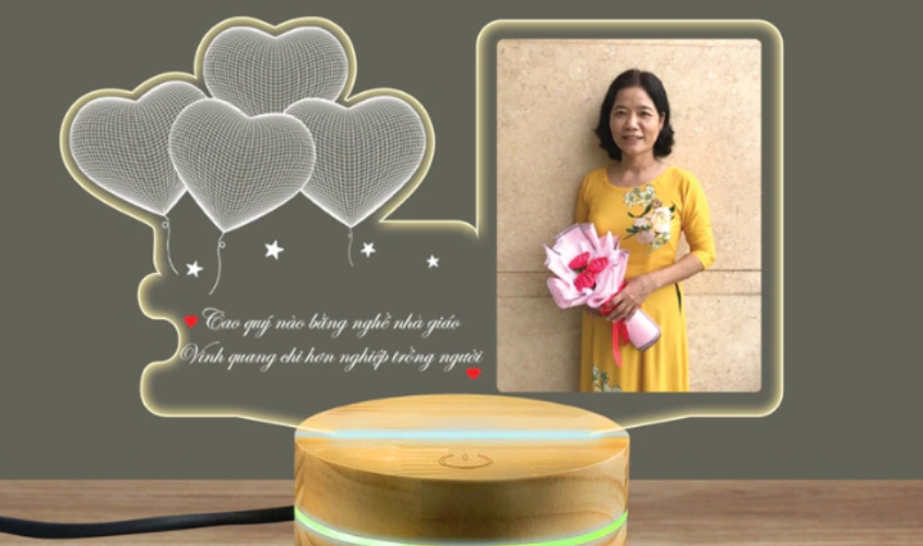 Đèn bàn giúp giáo viên nhớ đến bạn mỗi khi ngồi soạn giáo án