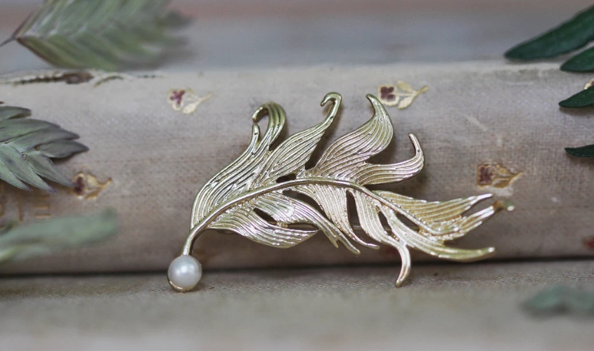 Tặng kẹp cài cáo giúp outfit đi làm của giáo viên thêm phần phong cách