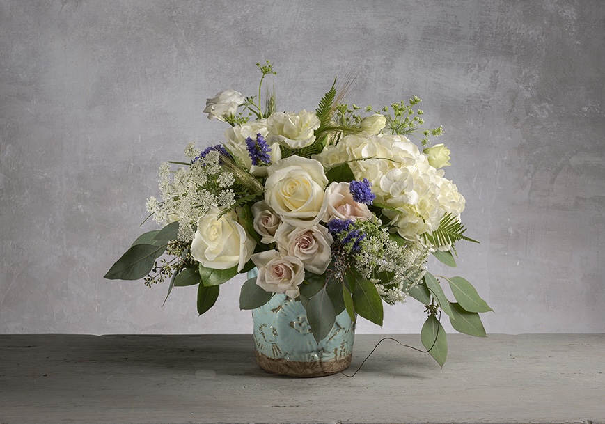 Cắm hoa hồng để bàn phòng khách