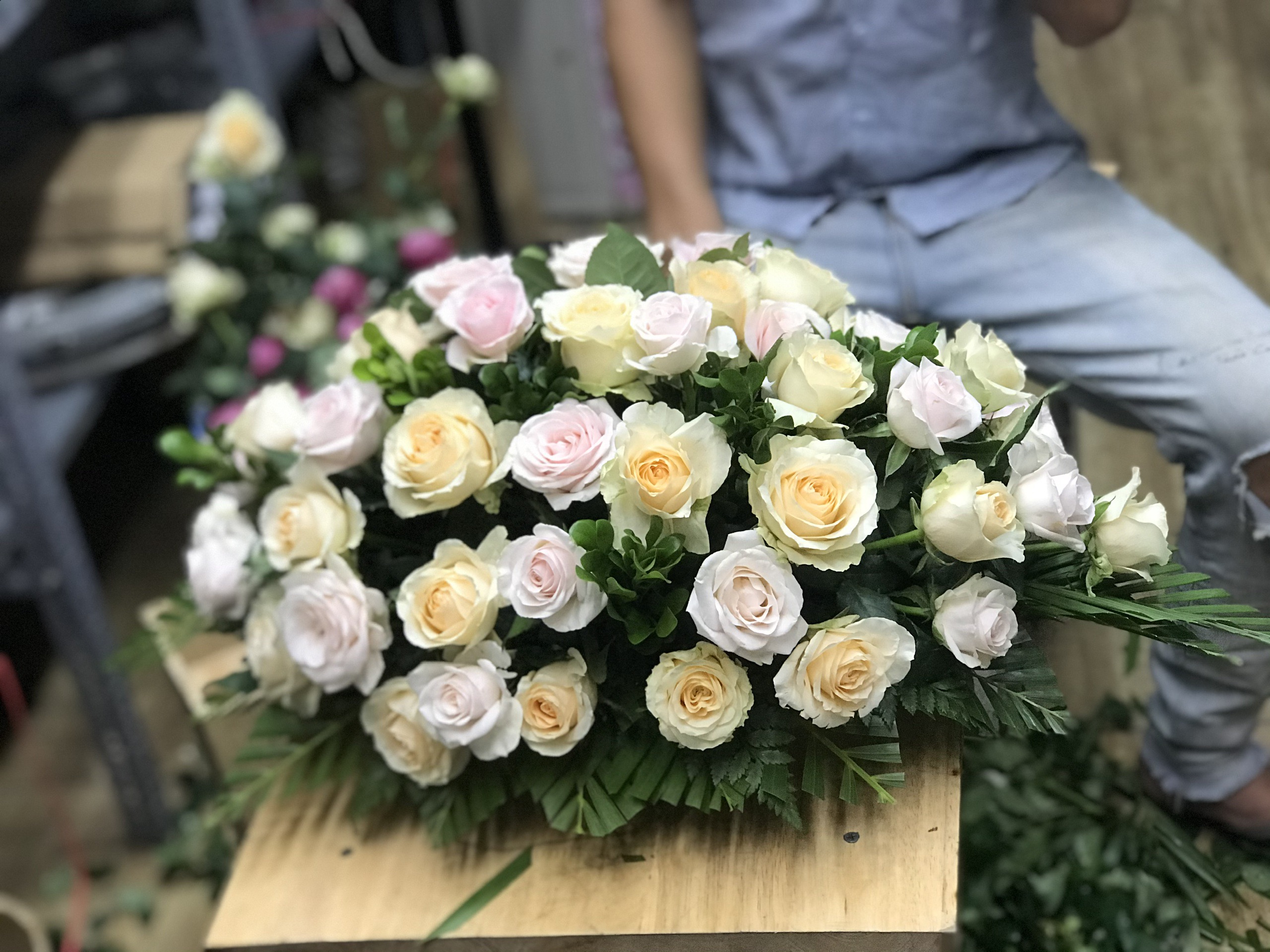 Cắm hoa hồng với giỏ hoa hình elip 