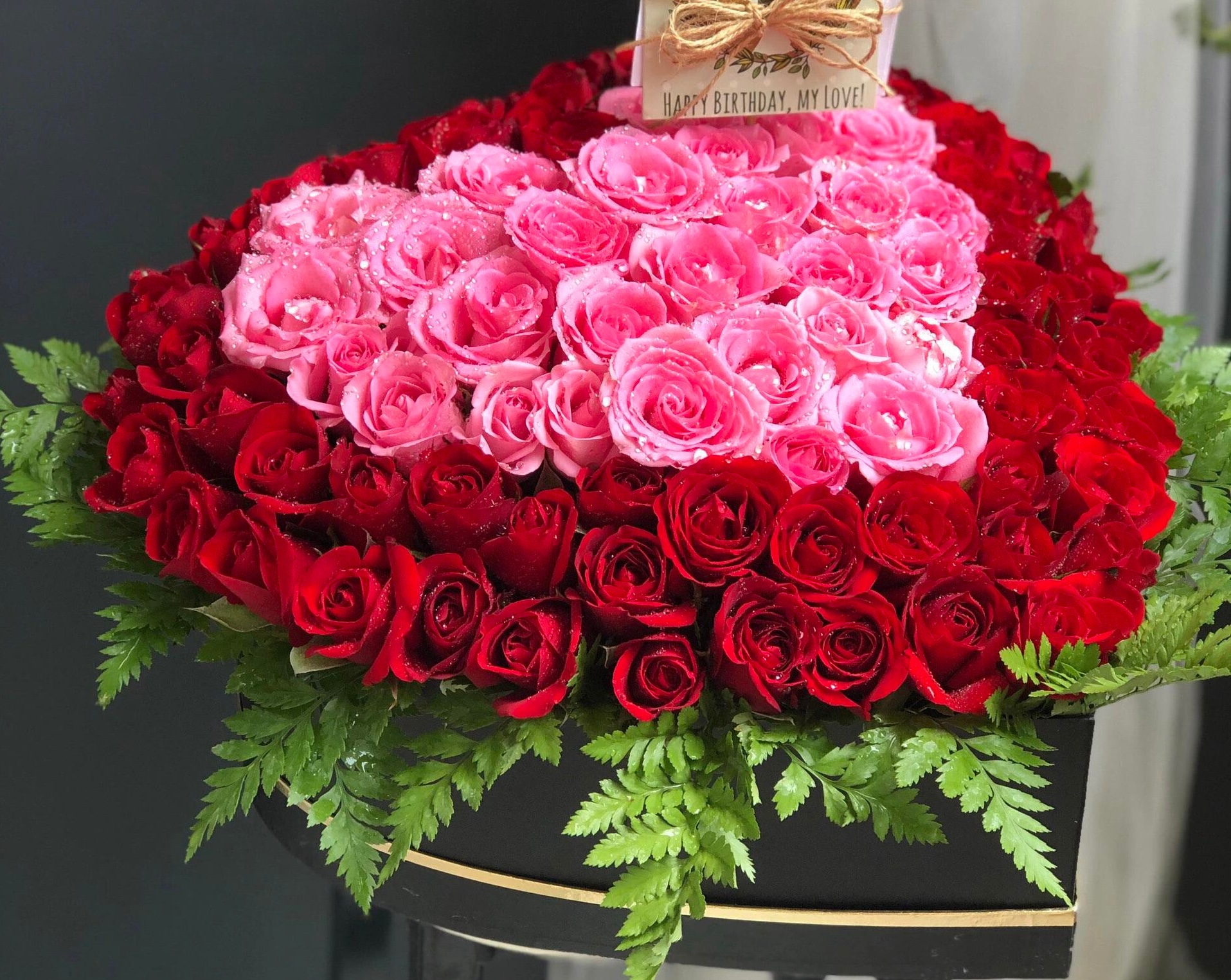 Cắm hoa hồng với mút xốp trái tim