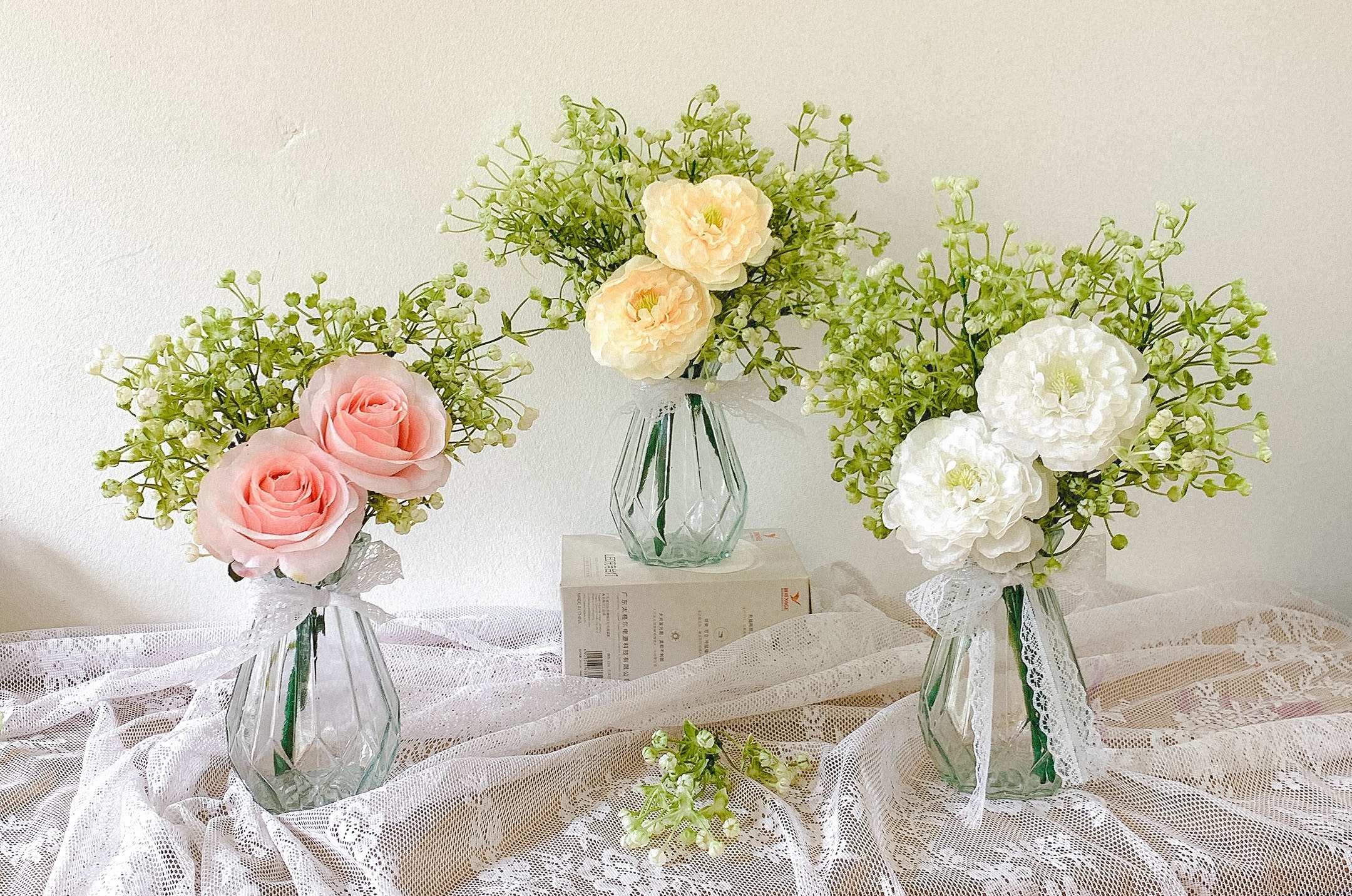 Cắm hoa hồng cùng chai lọ thủy tinh cũ