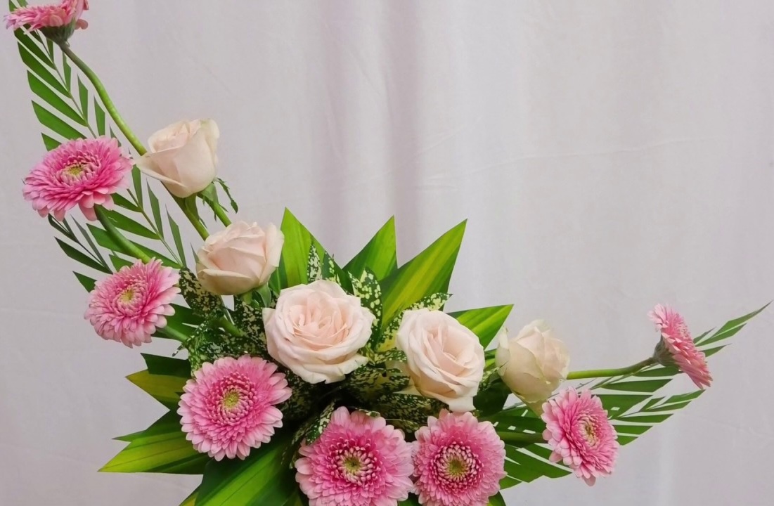 Mẫu cắm hoa đồng tiền dạng chữ C