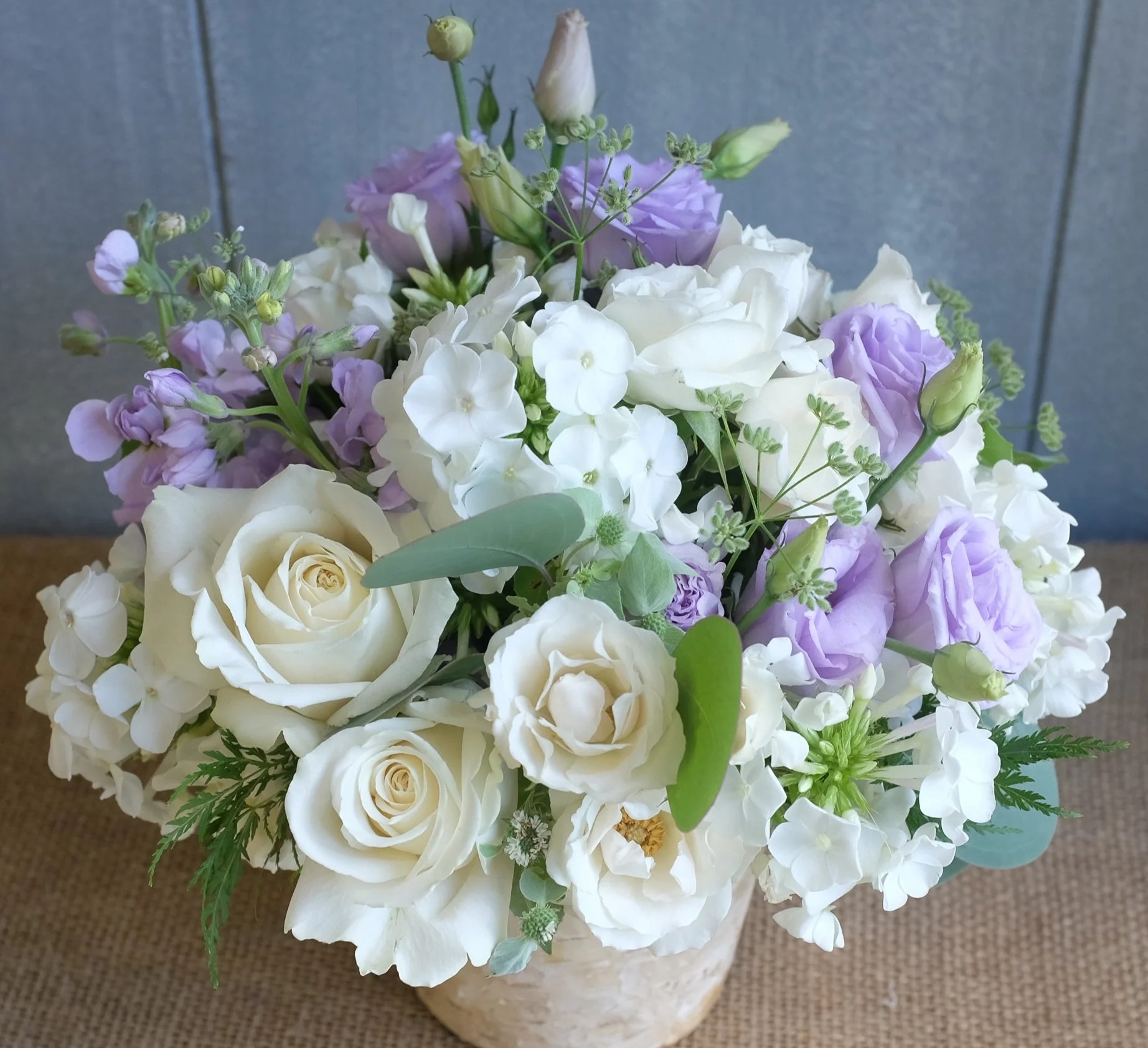 Cắm hoa cẩm tú cầu cùng hoa cát tường