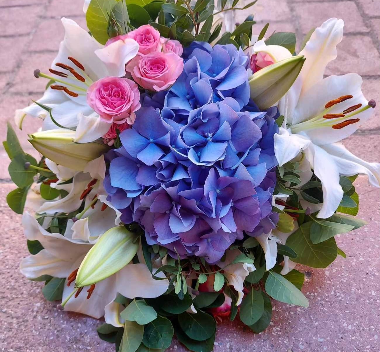 Cách cắm hoa cẩm tú cầu cùng hoa ly