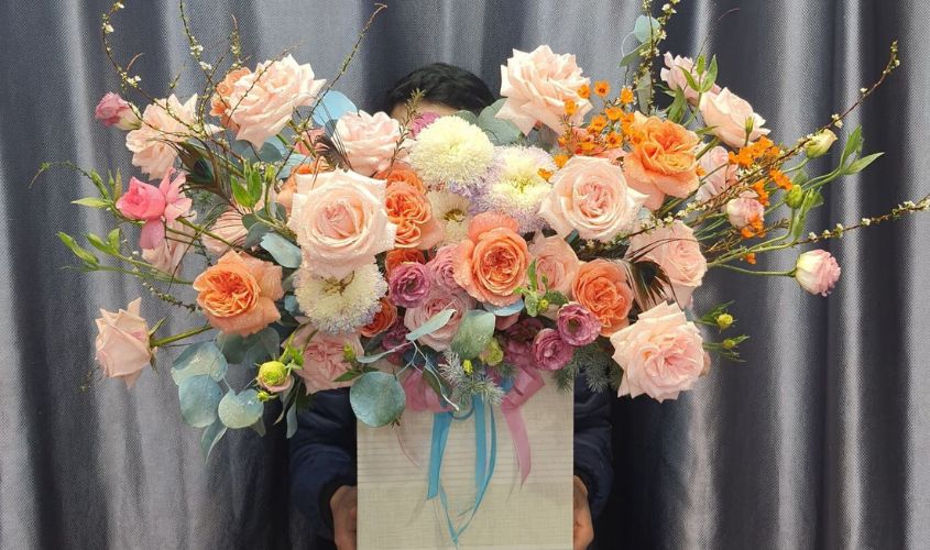 Cắm hoa cát tường dáng để bàn