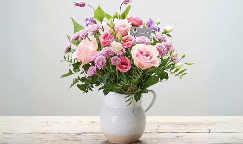 Cắm hoa cát tường cùng hoa hồng tinh tế