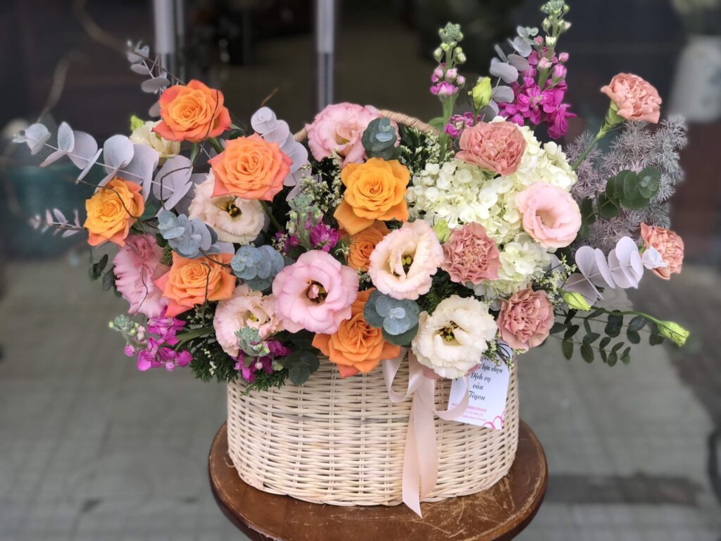 Cắm lãng hoa cát tường đơn giản và đẹp