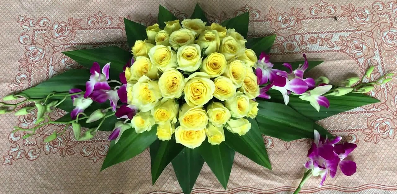 Cắm hoa lan mix lan tím, lá dừa trên dĩa