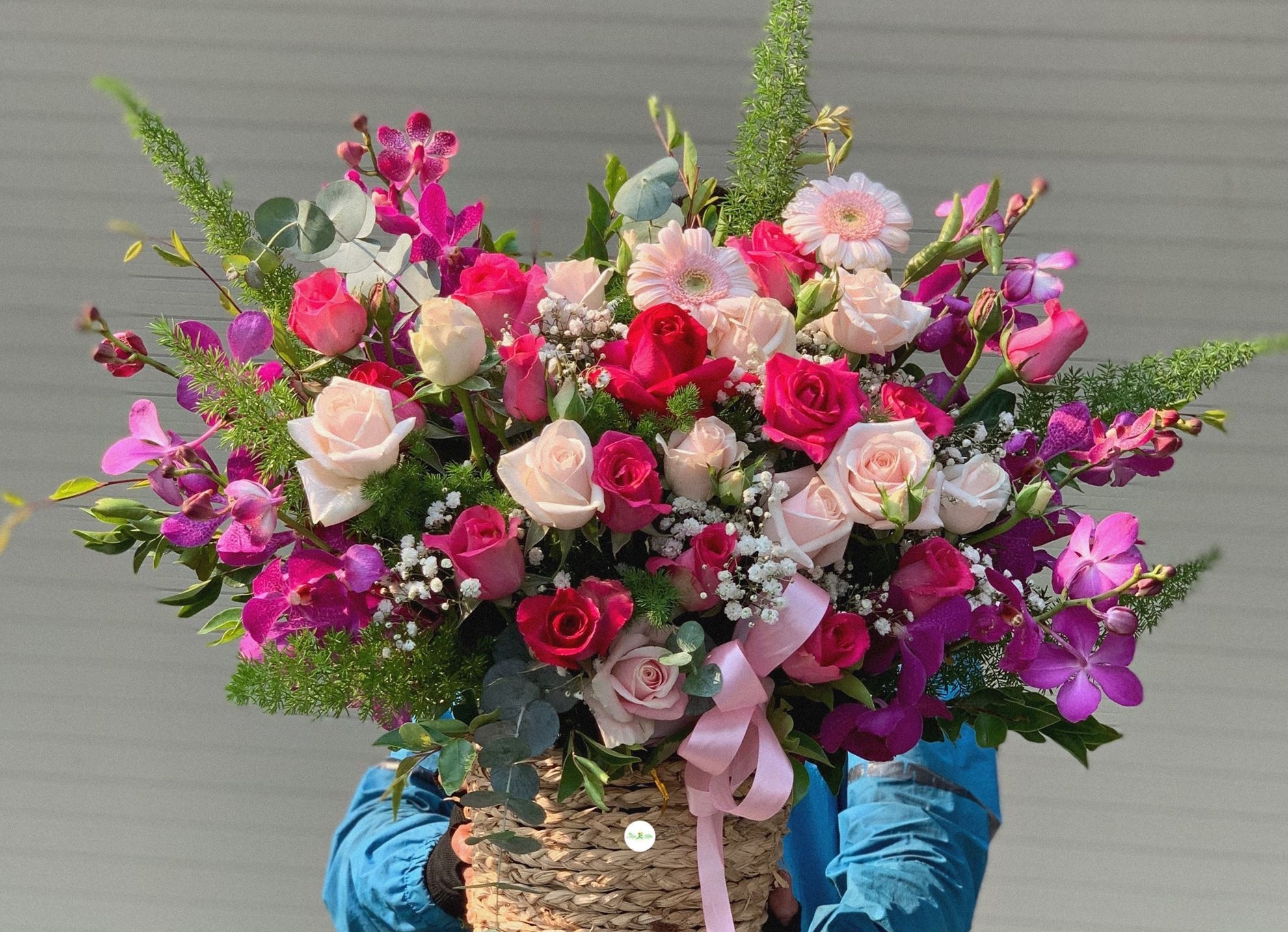 Lẵng hoa lan tím mix hoa hồng