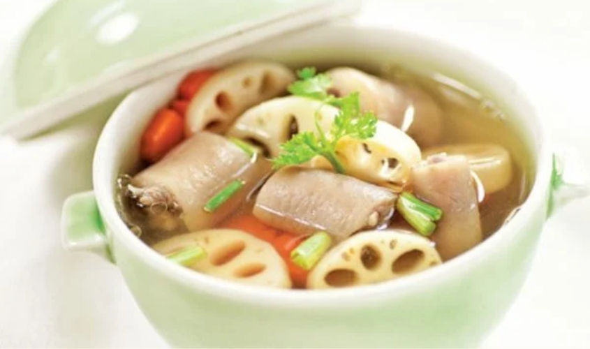 Ngó sen hầm móng giò