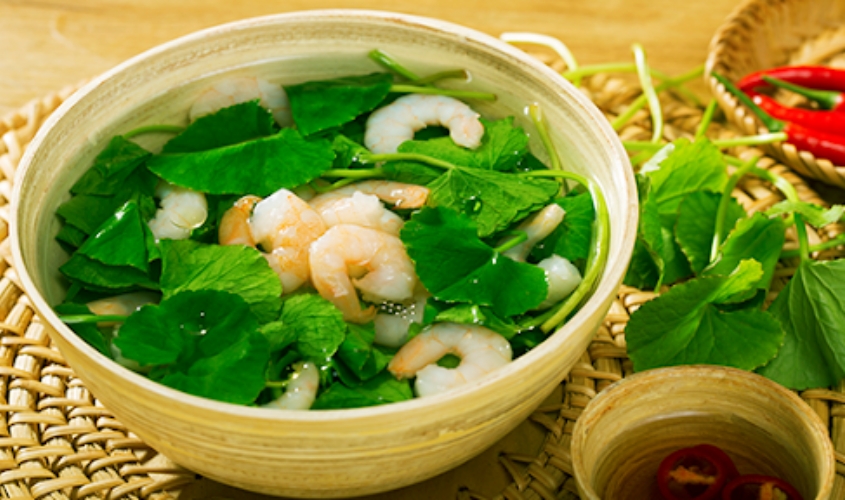 Canh rau má nấu tôm giúp bổ sung sắt