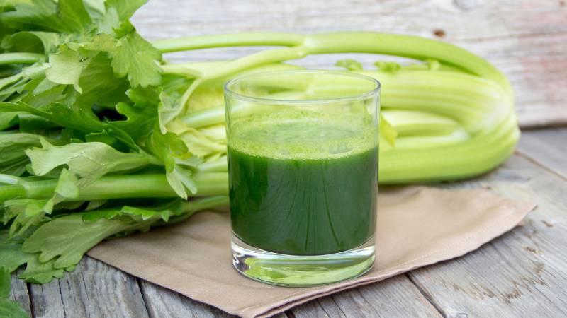 Nước &eacute;p cần t&acirc;y l&agrave; một trong những loại nước &eacute;p được nhiều người ưa chuộng do chứa &iacute;t calo