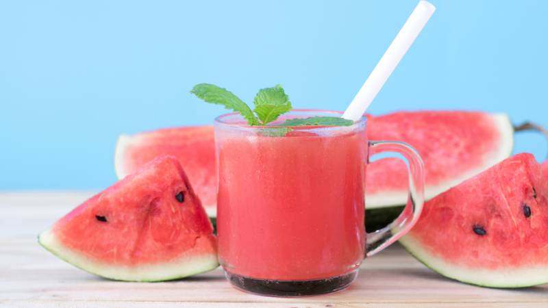 Nước &eacute;p dưa hấu chứa &iacute;t calo th&iacute;ch hợp cho những người muốn giảm c&acirc;n