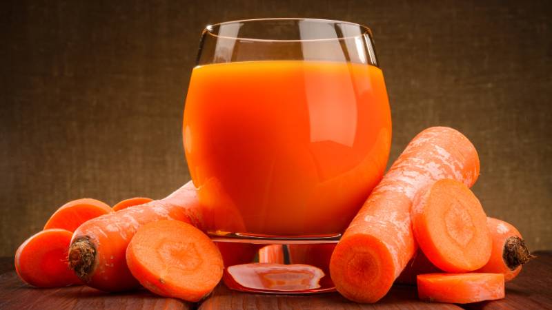 Nước &eacute;p từ c&agrave; rốt chứa nhiều vitamin A v&agrave; c&aacute;c carotenoid cho cơ thể