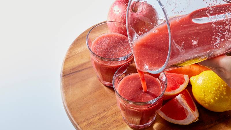 Nước &eacute;p bưởi chứa nhiều vitamin v&agrave; kho&aacute;ng chất tốt cho cơ thể