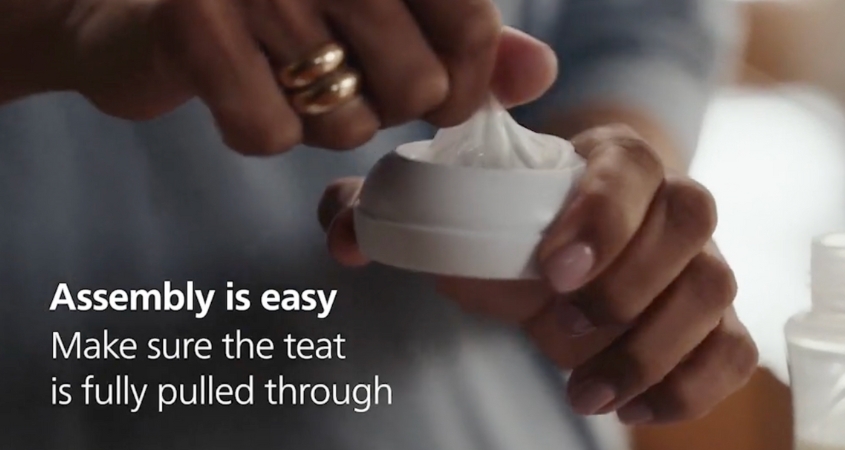 Dùng tay kéo núm ty khớp với cổ bình