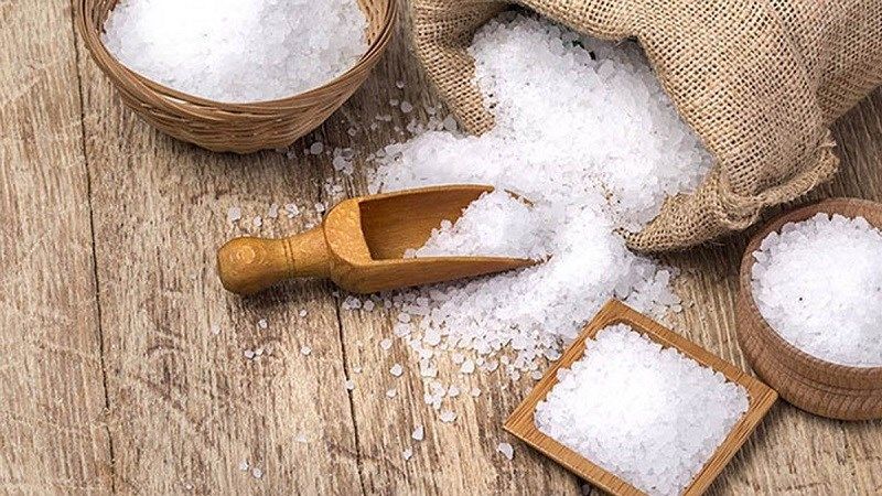 Dùng lá vòi voi giã với muối đắp lên da bị viêm
