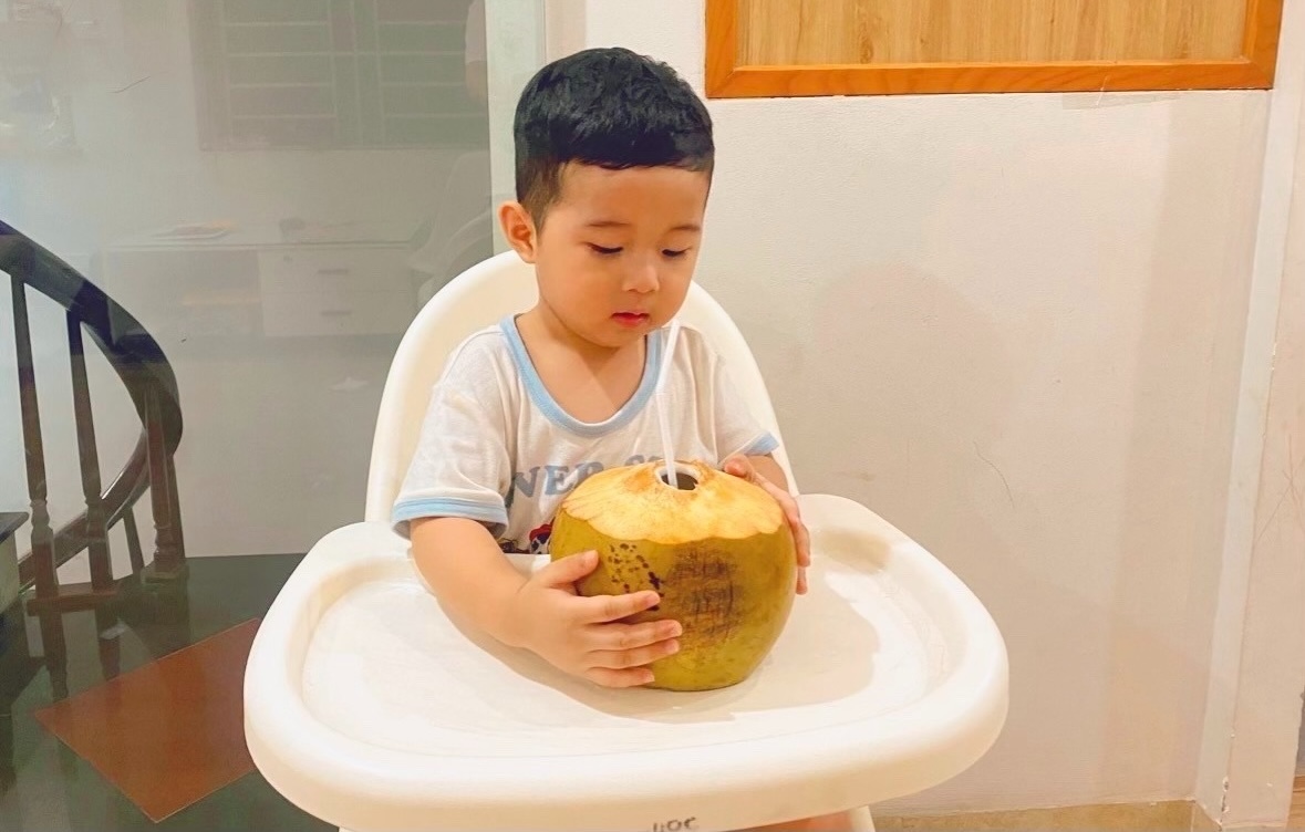 Có thể cho trẻ uống nước dừa mỗi ngày với lượng nhỏ phù hợp