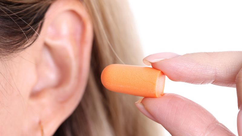 Bạn có thể dùng nút tai khi bơi để hạn chế tai tiếp xúc với nước